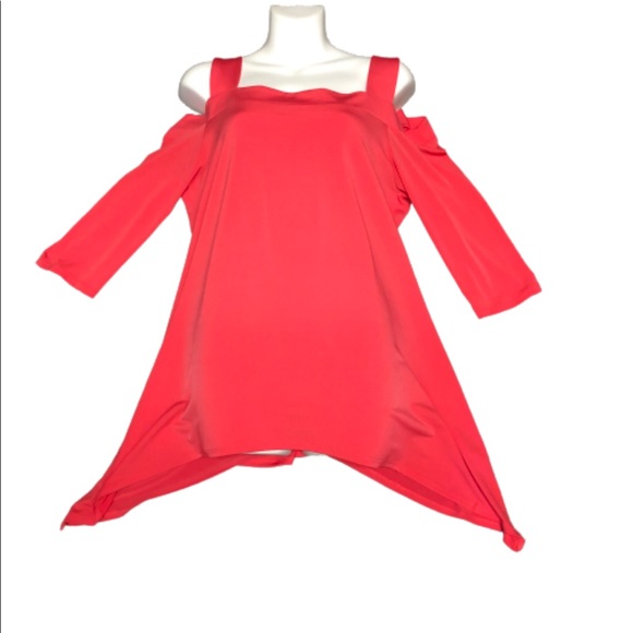 cha cha vente Tops - Cha Cha Vente coral cold shoulder shark bite top